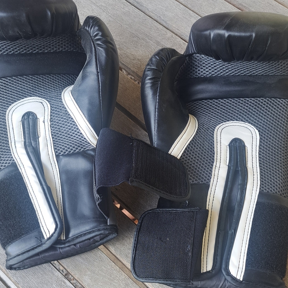 Boxing gloves - Picture 3 of 3